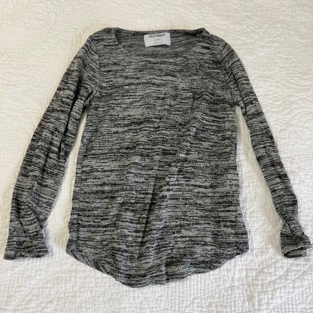 USED - Girls long sleeve shirt size: Small 6/7